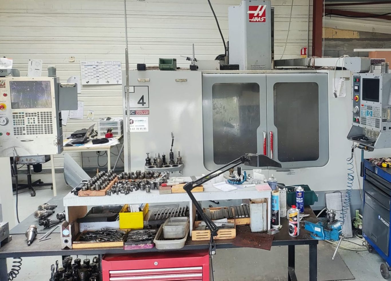 USI64 - Parc machines - Tour cnc Haas TL-2 et atelier Atelier d'usinage USI64 avec machines.